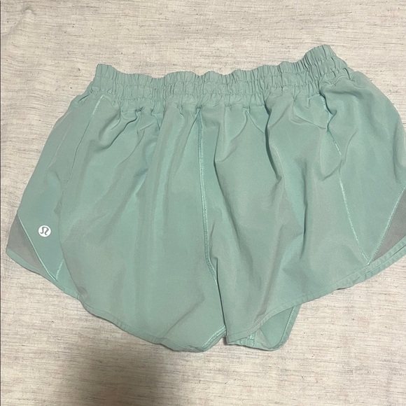 Lululemon Women's Light Green/Blue hotty hot shorts 2.5 - Picture 2 of 3